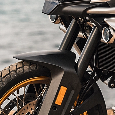 CF Moto Martínez - Rueda y freno delantero de la CFMOTO 800 MT CF Motos Martínez - Detalle de la rueda delantera de la CFMOTO 800 MT touring