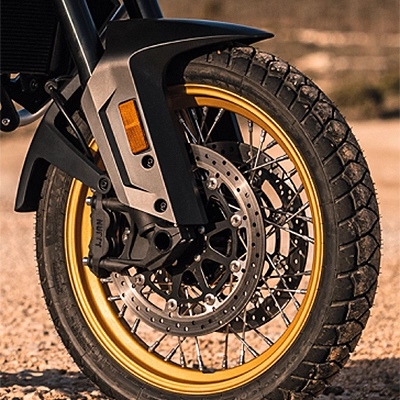 CF Moto Martínez - Diseño frontal de la CFMOTO 800 MT touring CF Motos Martínez - Detalle frontal de la moto touring CFMOTO 800 MT