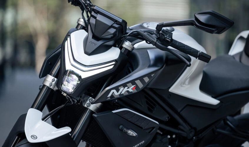 CF Moto Martínez - Diseño frontal de la CFMOTO 450 NK naked CF Motos Martínez - Detalle frontal de la moto naked CFMOTO 450 NK