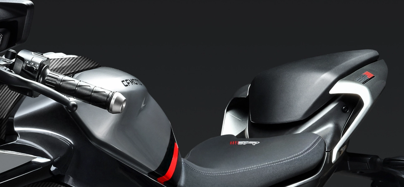 CF Moto Martínez – Detalle del asiento y ergonomía de la CFMOTO 450SR.
