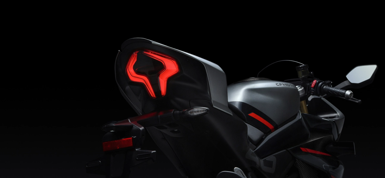CF Moto Martínez – Diseño trasero de la CFMOTO 450SR.