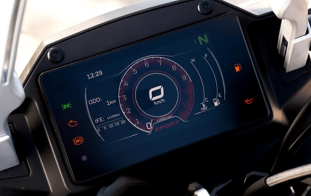 CF Moto Martínez - Instrumental digital de la CFMOTO 650GT. CF Moto Martínez - Tablero digital TFT de la moto CFMOTO 650GT.