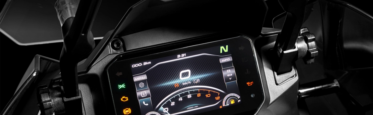 CF Motos Martínez - Detalle del tablero digital de la moto touring CFMOTO 700 MT