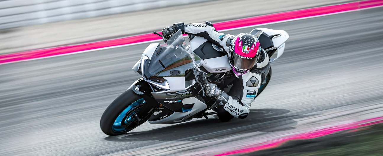CFMoto en Martinez - CFMoto 675SR-R inclinada en pista con piloto equipado y carenado blanco y negro