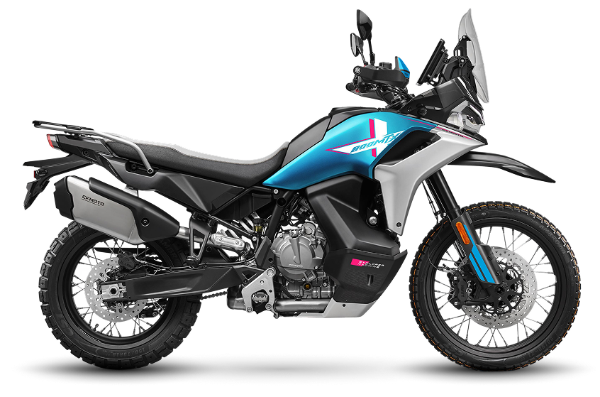 CFMoto en Martinez - CFMoto 800MT-X azul y blanca con parabrisas alto, cubremanos y escape lateral