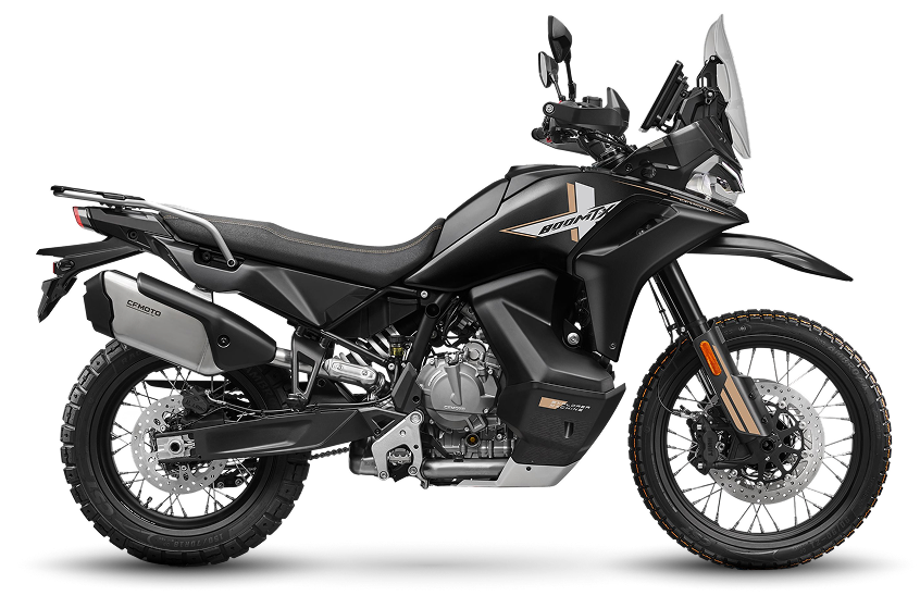 CFMoto en Martinez - CFMoto 800MT-X negra con detalles dorados, ruedas de rayos y parabrisas alto
